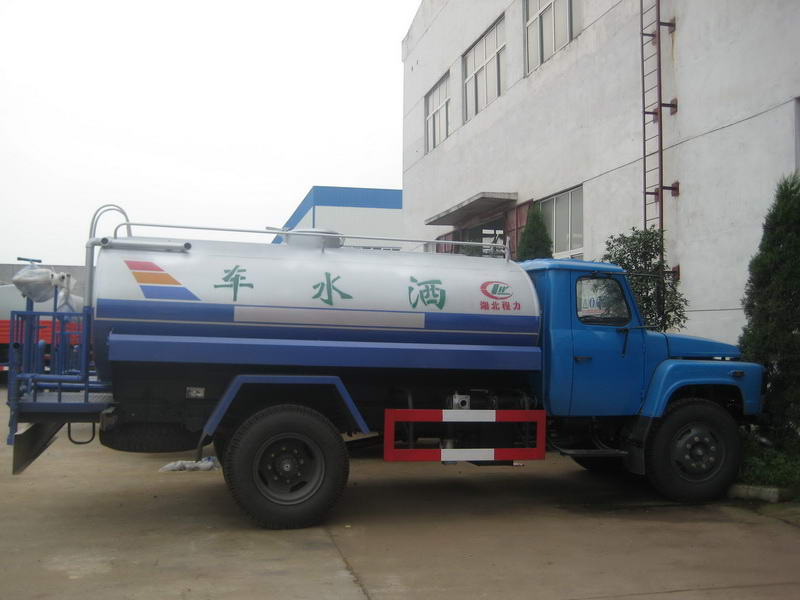 灑水車廠家現貨供應 高效物流與交通清潔的新選擇